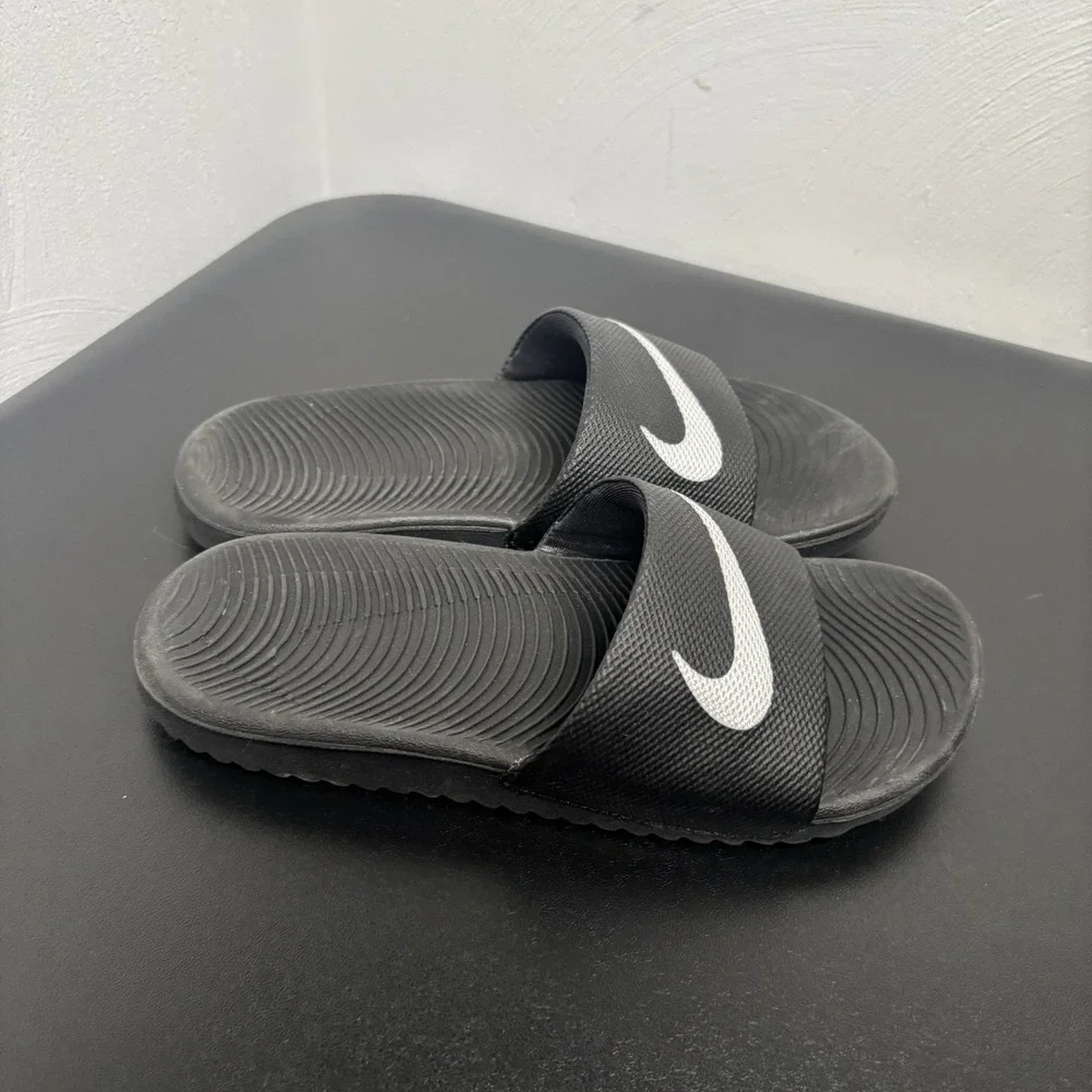 NIKE KIDS KAWA SLIDES (GS/PS)‎ BLACK / WHITE 819352 001 Size 1Y SLIP ON ATHLETIC